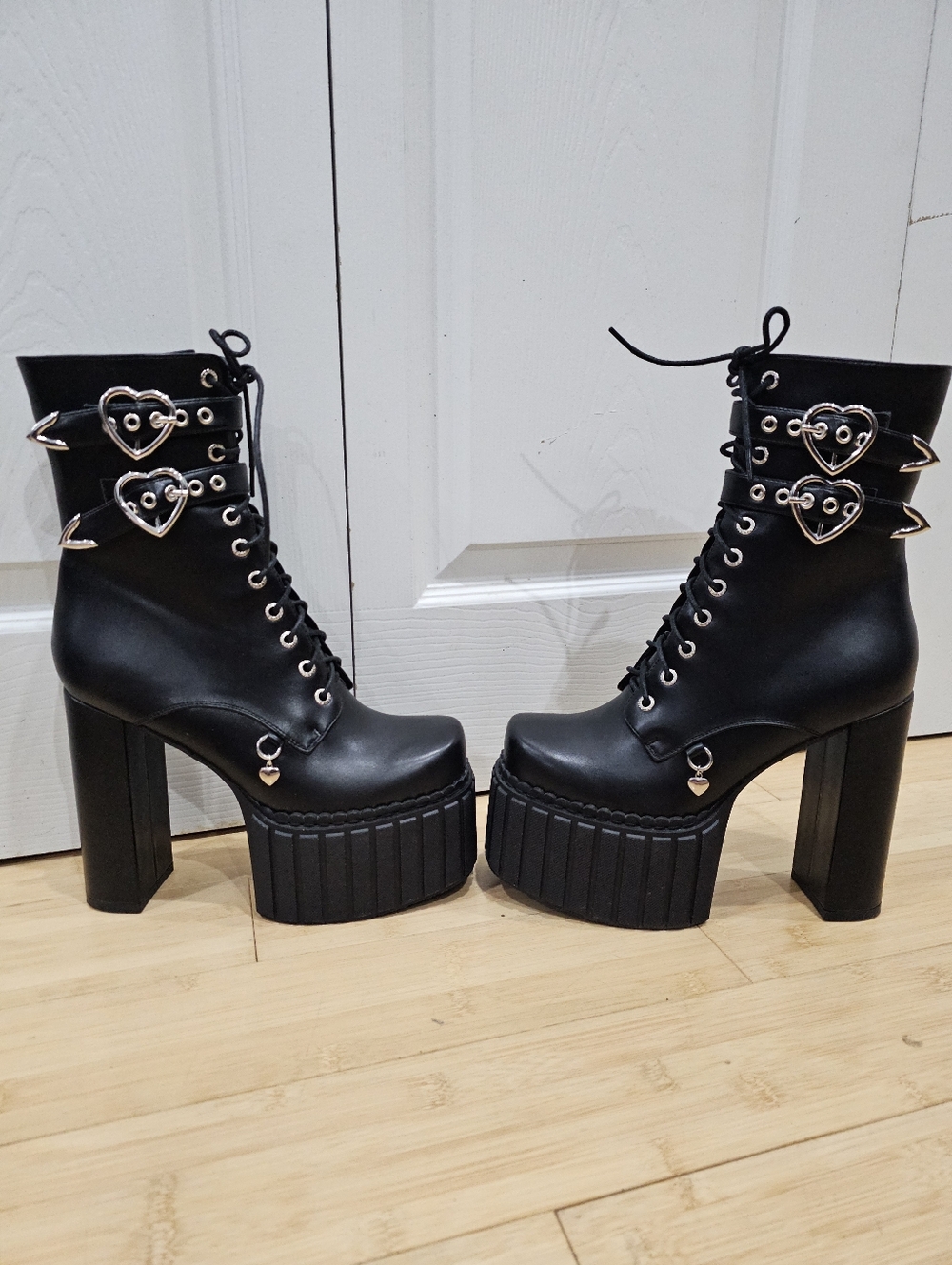 Dolls Kill Lamoda Black Queen’s Speech Platform Heart Lace Up Buckle Boots 9 - Picture 6 of 15